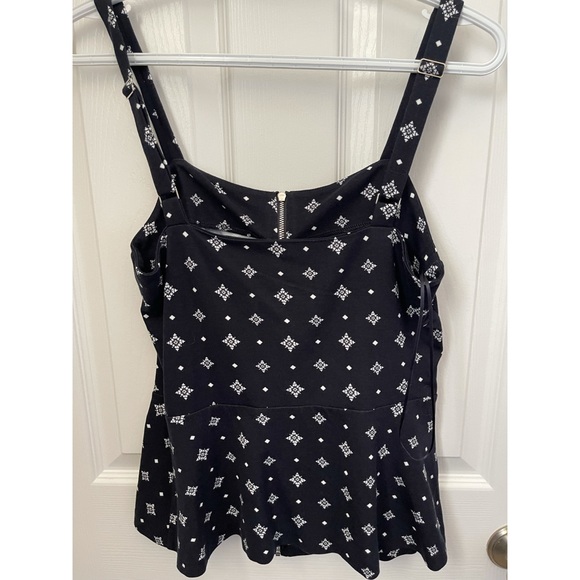 Le Chateau NWT tank size small - Picture 3 of 3